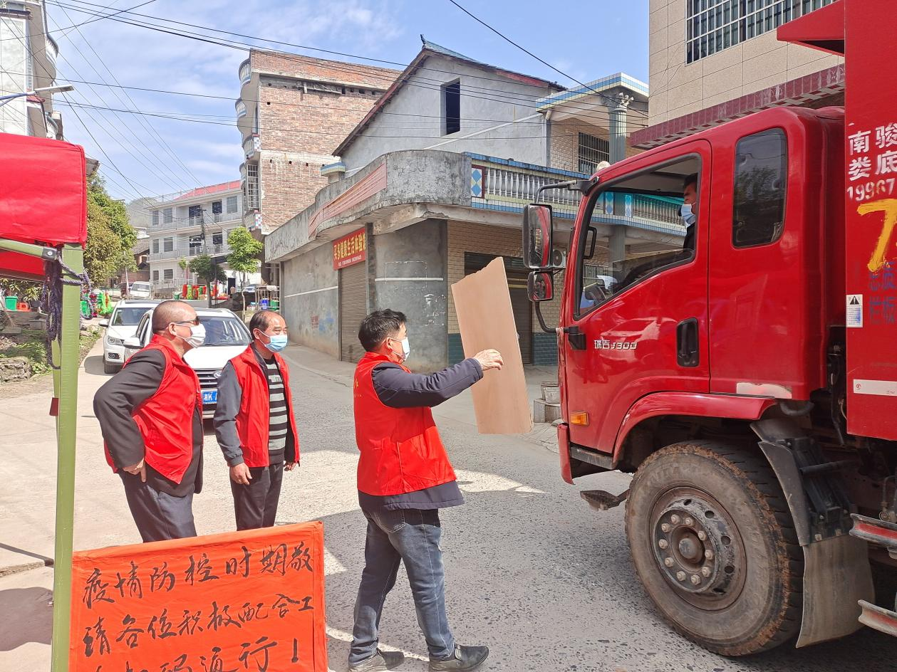 志愿者在桥头河大屋村开展无疫社区外来人口登记.png