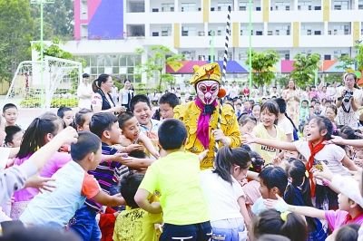 “桂风壮韵”入校园 非遗演出备受师生欢迎